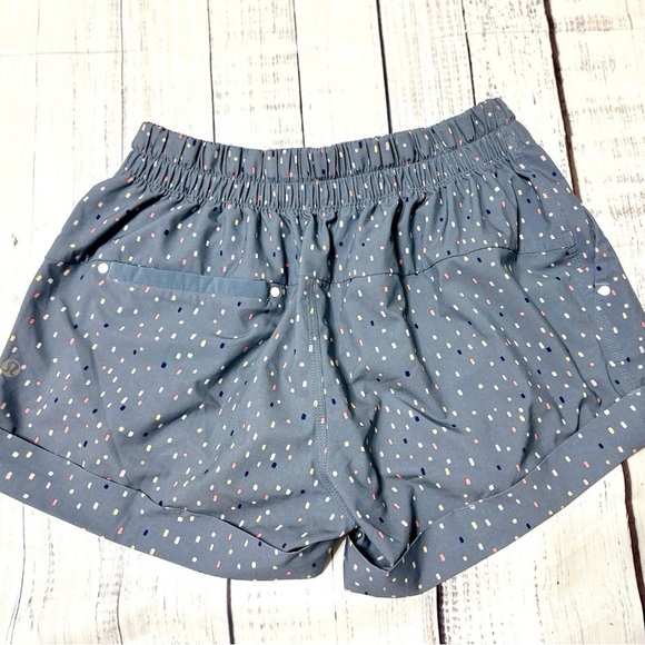 Lululemon Athletica High Waist Grey Confetti Cake with Rolled Hem - Size 6 - Picture 9 of 11